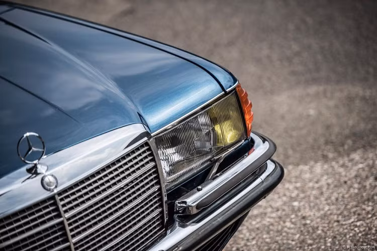 Được sản xuất giới hạn trong giai đoạn 1975 – 1980, mẫu xe Mercedes-Benz 450 SEL là phiên bản trục cơ sở dài với thân xe dài hơn 100 mm so với những người anh em khác của thế hệ W116, đồng thời là phiên bản cao cấp nhất của series này. Xe được trình làng tại triển lãm Geneva Motor Show 1974.