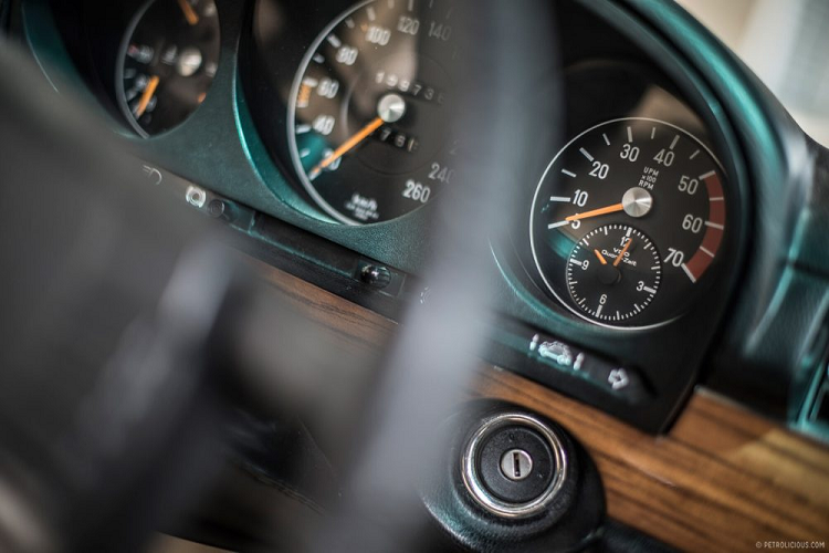 Ngoài ra, xe còn có gương chỉnh điện, hệ thống rửa đèn pha và kiểm soát hành trình thích ứng. Bảng điều khiển của xe được ốp gỗ veneer óc chó – vật liệu vẫn đang được sử dụng trên những chiếc xe Rolls-Royce hay Bentley ngày nay.