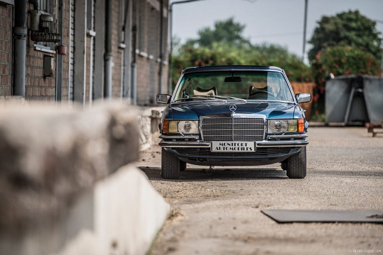 Ở thời điểm đó, tính an toàn của 450 SEL được đánh giá cao hơn nhiều đối thủ khác nhờ các cải tiến như két nhiên liệu gắn trên trục sau, bảng điều khiển có đệm dày và thiết kế phần khung mái khoang hành khánh cứng cáp. 450 SEL cũng là mẫu xe sản xuất thương mại đầu tiên được trang bị hệ thống chống bó cứng phanh ABS.