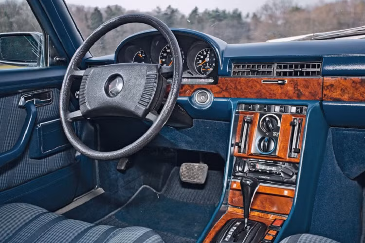 Bên trong, nội thất của Mercedes-Benz 450 SEL được coi là tiện nghi bậc nhất khi ấy với hàng loạt trang bị như điều hòa không khí, ghế sưởi, cửa sổ chỉnh điện và hệ thống tự động điều hòa khí hậu.