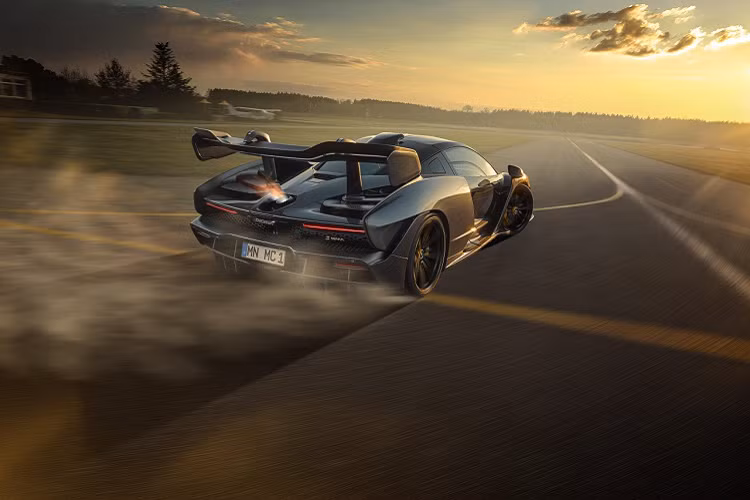 Với sức mạnh này, bản độ McLaren Senna sau khi qua tay Novitec chỉ tốn 2,7 giây để tăng tốc lên 100 km/h, nhanh hơn xe tiêu chuẩn 0,1 giây và đạt 200 km/h trong chỉ 6,5 giây, nhanh hơn 0,3 giây. Tốc độ tối đa của xe đạt được sẽ là 335 km/h, thấp hơn so với con số 341 km/h mà McLaren công bố trước đây.