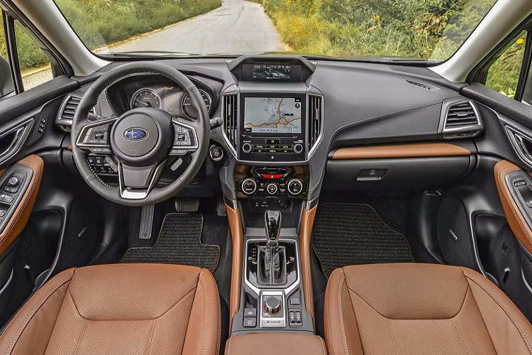 Đối với phiên bản tiêu chuẩn, giá xe Subaru Forester 2021 bán khởi điểm từ 24,795 USD (khoảng 575 triệu đồng). Với mức giá này, Forester sẽ có thêm các tính năng tiêu chuẩn như: hệ thống thông tin giải trí Starlink với màn hình đa phương tiện 6.5 inch, tương thích Apple CarPlay, Android Auto và kết nối Bluetooth. Ngoài ra, khách hàng có thể chi thêm 600 USD để sở hữu bộ mâm nhôm 17 inch và ray róc cho xe.