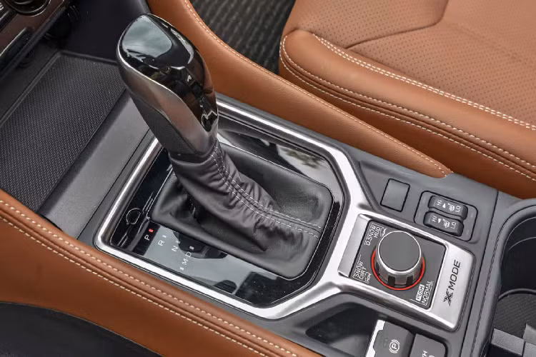 Về ngoại thất, phiên bản Premium trang bị bộ mâm 17 inch sơn đen, giá nóc, kính riêng tư và cửa sổ trời toàn cảnh. Ngoài ra, xe cũng sẽ có thêm tính năng tiêu chuẩn gồm khởi động bằng nút bấm và đèn sương mù. Với phiên bản Subaru Forester Sport 2021, xe sẽ có giá bán từ 29,935 USD (694 triệu đồng). Phiên bản Sport sẽ sở hữu ngoại hình năng động và trẻ trung hơn với bộ mâm 18 inch sơn đen, cánh gió sau sơn đen.