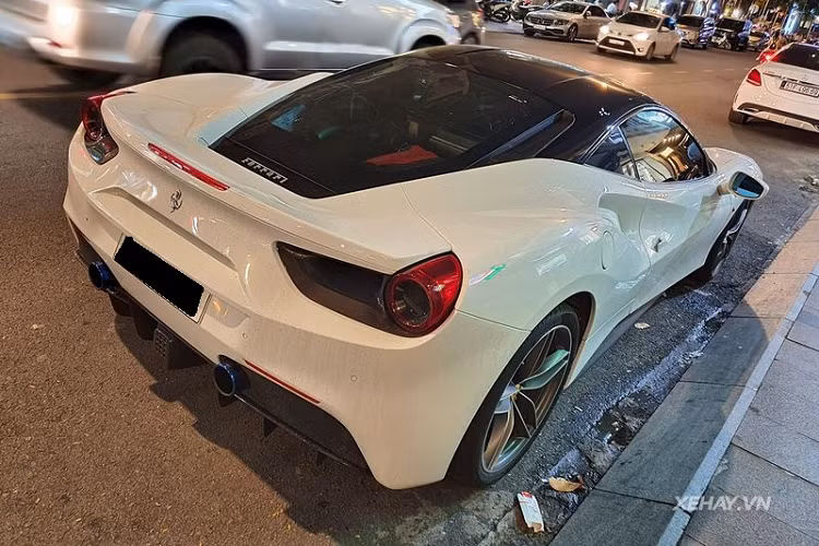 Hầu hết các yếu tố nguyên bản của xe đều được giữ nguyên, trừ màu sơn và gần đây nhất, siêu xe đã được lên đời ống xả của Armytrix cho âm thanh to và uy lực hơn. Ferrari 488 GTB mang trong mình "trái tim" V8 tăng áp kép dung tích 3.9L mạnh mẽ, kết hợp cùng hộp số ly hợp kép 7, sản sinh công suất 661 mã lực tại vòng tua máy 8.000 vòng/phút và mô-men xoắn cực đại 760Nm tại 3.000 vòng/phút. Siêu xe Ý chỉ mất 3 giây để tăng tốc từ 0-100 km/h trước khi đạt vận tốc tối đa 330 km/h.