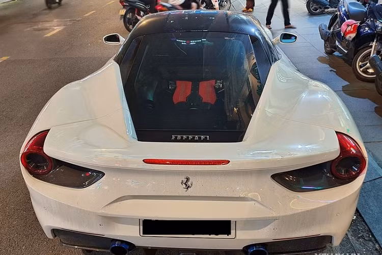 Vào khoảng tháng 7/2018, "siêu ngựa" Ferrari 488 GTB tại Sài Gòn này đã từng được dán decal trắng nhám kết hợp cùng các đểm nhấn màu đỏ để tăng thêm sự thú vị cho chiếc xe. nhưng chỉ "chơi" một thời gian ngắn.