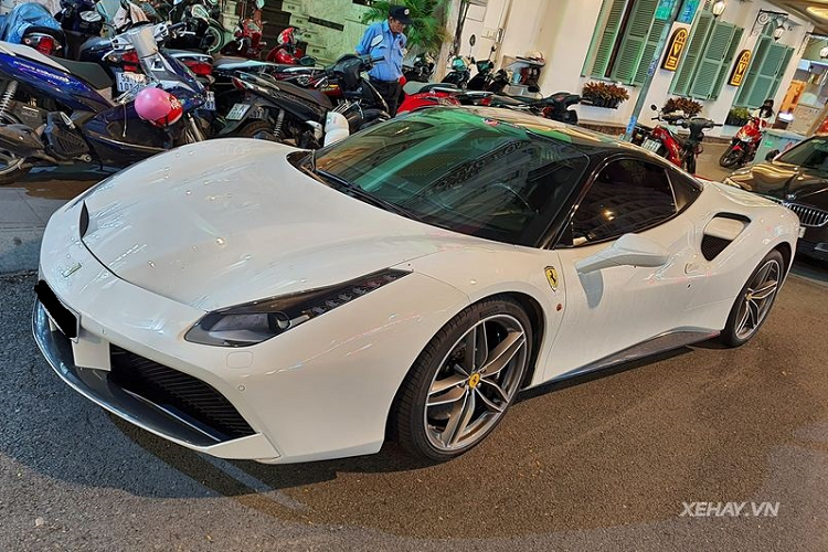 Được biết, ban đầu chiếc siêu xe Ferrari 488 GTB trị giá hơn 15 tỷ đồng này sở hữu bộ ngoại thất đen tuyền bí ẩn nhưng sau đó chủ xe đã cho sơn lại gần như toàn bộ chỉ trừ các chi tiết: líp trước, phần nóc xe, để có được màu trắng như hiện tại.
