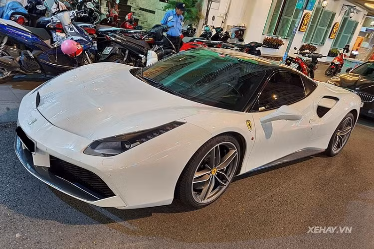 Được biết, ban đầu chiếc siêu xe Ferrari 488 GTB trị giá hơn 15 tỷ đồng này sở hữu bộ ngoại thất đen tuyền bí ẩn nhưng sau đó chủ xe đã cho sơn lại gần như toàn bộ chỉ trừ các chi tiết: líp trước, phần nóc xe, để có được màu trắng như hiện tại.