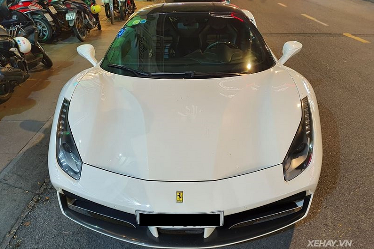 Ferrari 488 GTB sở hữu cụm đèn pha LED với dải đèn LED trước kéo dài và sắc sảo. Cản trước của "siêu ngựa Ý" được chia làm 3 khoang riêng biệt và có thiết kế theo hình hộp vuông vức tương tự siêu phẩm triệu đô Ferrari LaFerrari.