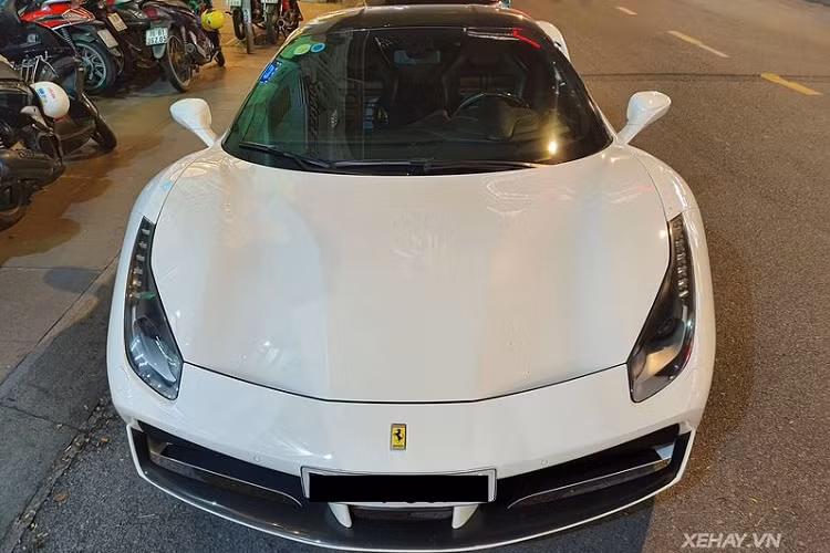 Ferrari 488 GTB sở hữu cụm đèn pha LED với dải đèn LED trước kéo dài và sắc sảo. Cản trước của "siêu ngựa Ý" được chia làm 3 khoang riêng biệt và có thiết kế theo hình hộp vuông vức tương tự siêu phẩm triệu đô Ferrari LaFerrari.