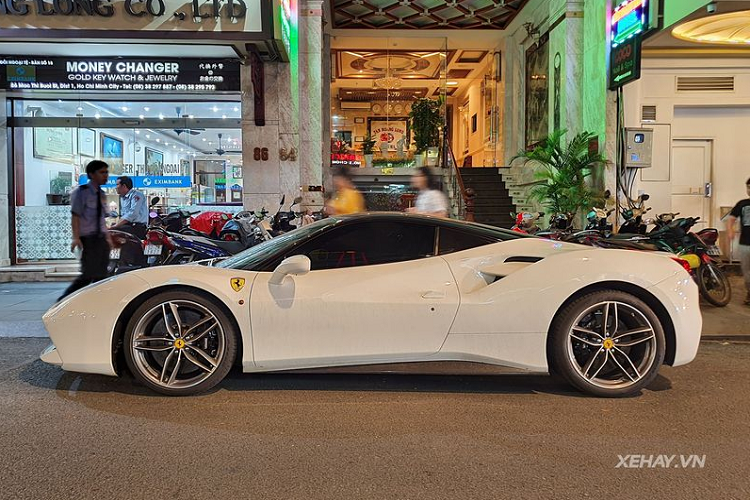 Ferrari 488 GTB tại Việt Nam rất được các địa gia ưa chuộng, tính đến nay đã có tới hơn 20 chiếc được đưa về nước, bao gồm cả bản GTB và Spider. Siêu xe Ý luôn gây chú ý mỗi lần xuất hiện trên đường nhờ thiết kế đặc trưng, vô cùng khỏe khoắn và cuốn hút.