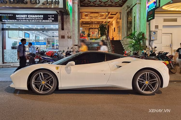 Ferrari 488 GTB tại Việt Nam rất được các địa gia ưa chuộng, tính đến nay đã có tới hơn 20 chiếc được đưa về nước, bao gồm cả bản GTB và Spider. Siêu xe Ý luôn gây chú ý mỗi lần xuất hiện trên đường nhờ thiết kế đặc trưng, vô cùng khỏe khoắn và cuốn hút.