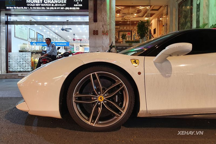 Không chỉ nổi bật với màu trắng chiếc 488 GTB này còn gây ấn tượng với bộ mâm 5 chấu kép. Trong khi đó, ở phía sau, phần dưới cản sau được làm thể thao với các tấm nan cố định và những tấp líp điều khiển điện tự động có thể thay đổi vị trí nhằm tạo ra lực ép cần thiết khi ở tốc độ cao.