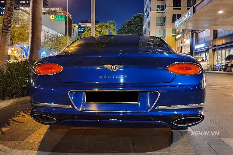 Ở phía sau, Bentley Continental GT First Edition sở hữu cụm đèn hậu full LED hình oval giống cặp ống xả bên dưới. Cánh gió đuôi giờ đây đã được chuyển xuống nắp cốp thay vì sát phần kính sau như thế hệ cũ, cánh gió này có thể điều chỉnh bằng nút bấm để tối đa lực ép xuống cho phần thân xe.Đặc biệt, sự khác biệt giữa phiên bản First Edition tiếp tục được nhấn mạnh với biểu tượng quốc kỳ Anh đặt ở táp lô trên xe và trên bậc cửa lên xuống. Chưa hết, các tựa đầu trong xe còn được thêu tay dòng chữ First Edition một cách tỉ mỉ.