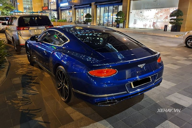 Đối với nội thất, khoang lái của Bentley Continental GT First Edition toát lên cảm giác sang trọng khi sử dụng chất liệu da cao cấp để bọc nội thất, màn hình kỹ thuật số trên cụm đồng hồ, màn hình cảm ứng 12,3 inch dành cho hệ thống thông tin giải trí cùng nhiều chi tiết trang trí được hoàn thiện thủ công vô cùng tỉ mỉ và tinh xảo.