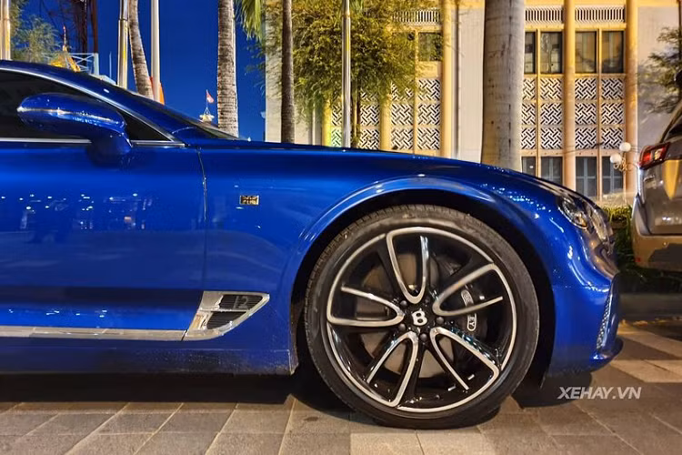 Ngoài ra, chiếc coupe đẳng cấp hàng đầu thế giới còn có các khe thoát gió khí động học nẹp crôm ở bên hông, cánh lướt gió phía sau chỉnh điện cùng bộ mâm 5 chấu kép 22 inch sơn 2 tông màu tương phản, đi kèm là bộ lốp Pirelli P Zero và cùm phanh sơn đen bóng.