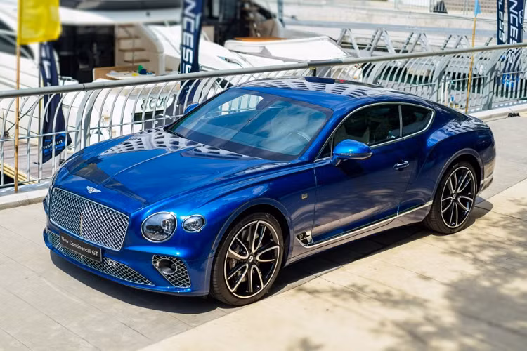 Cho đến hiện tại giá xe Bentley Continental GT First Edition tại Việt Nam vẫn là một ẩn số nhưng theo một vài nguồn tin, xe được nhập khẩu chính hãng không dưới 25 tỷ đồng.