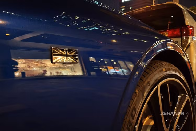 Bentley Continental GT First Edition đời 2019 đầu tiên tại Việt Nam sở hữu bộ cánh màu xanh Sequin Blue kết hợp cùng nhiều chi tiết nhôm sáng bóng giống hệt chiếc Continental GT nhập cảng hồi cuối năm 2018, nhưng phiên bản First Edition nhanh chóng được phân biệt nhờ biểu tượng cờ Anh gắn ở hông xe.