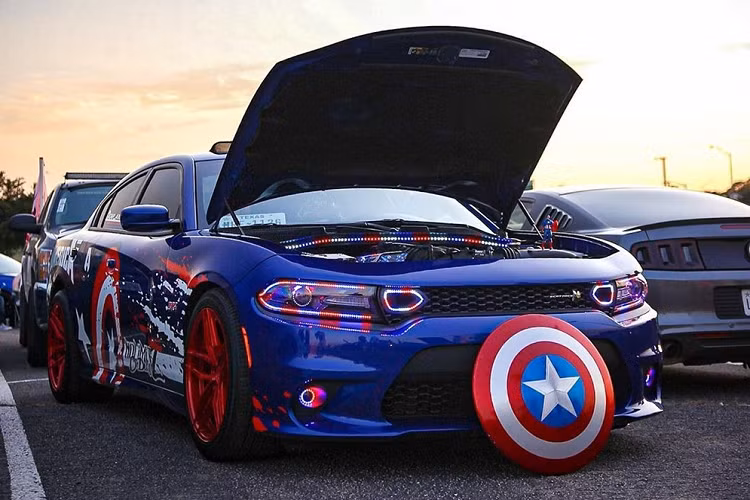 Cho dù đã có mặt trên thị trường hơn một thập kỷ nhưng mẫu Dodge Charger vẫn tiếp tục thu hút sự chú ý của đám đông, nguyên nhân là bởi sự tồn tại mạnh mẽ của thị trường xe độ hậu mãi. Minh chứng chính là chiếc xe cơ bắp Dodge Charger “Captain America” vô cùng đặc biệt.