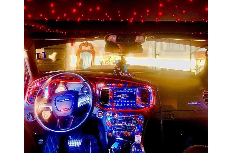 Vì chiếc xe Dodge Charger độ Captain America vốn mang sắc thái màu xanh, chủ xe đã dùng kỹ thuật bọc trang trí một phần chứ không phải toàn bộ. Cộng thêm đó, anh ấy bổ sung thêm nhiều dải đèn màu sắc cho cả ngoại thất và nội thất, thậm chí là ở trong cả khoang động cơ.