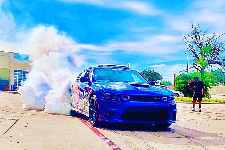 Giống với nhiều trường hợp Charger tới tìm thị trường độ khác, chiếc xe này đã sử dụng phiên bản Scat Pack làm khởi điểm. Đây là một khởi điểm hợp lý với giá khoảng 40.000 USD, và quan trọng là người dùng sẽ có khối động cơ V8 dung tích 6.4 lít sản sinh 485 mã lực mạnh mẽ, qua đó yên tâm hoàn toàn về mặt máy móc và chỉ cần làm sao cải thiện vẻ ngoài cho thêm ngầu là được.