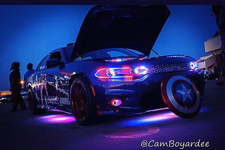 Để giúp chiếc xe của mình trở nên nổi bật khỏi đám đông, chủ xe đến từ Dallas, Texas, Mỹ đã tiến hành độ thân vỏ từ đầu tới đuôi, bao gồm lắp đặt bộ la-zăng mới, bộ khuếch tán gió phía sau trông hầm hố hơn, hệ thống đèn sáng dưới gầm… Thế nhưng điểm quan trọng nhất là anh ấy đã áp dụng chủ đề màu sắc trang trí chung dựa trên siêu anh hùng Captain America (Đội trưởng Mỹ).