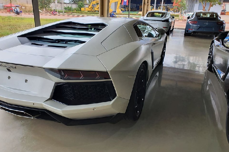 Sức mạnh được truyền tới cả bốn bánh thông qua hộp số tự động 7 cấp ISR, nhờ đó, siêu xe Lamborghini Aventador LP700-4 biển Lào rao bán hơn 7,1 tỷ đồng có thể tăng tốc từ vị trí xuất phát lên 100 km/h trong thời gian 2,9 giây trước khi đạt vận tốc tối đa 349 km/h