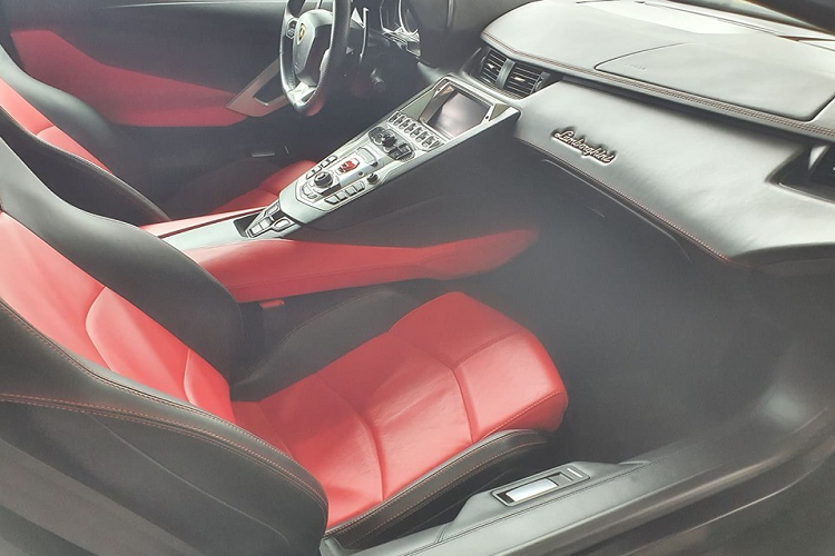 Chiếc siêu xe Lamborghini Aventador LP700-4 biển Lào sắp về Việt Nam từng được chào bán chỉ hơn 7,1 tỷ đồng cho các đại gia Việt vào đầu năm nay. Xe chỉ mới lăn bánh được quãng đường chưa tới 1.200 km, với số đồng hồ công tơ mét này, gần như "siêu bò" trong tình trạng mới toanh.