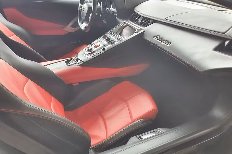 Chiếc siêu xe Lamborghini Aventador LP700-4 biển Lào sắp về Việt Nam từng được chào bán chỉ hơn 7,1 tỷ đồng cho các đại gia Việt vào đầu năm nay. Xe chỉ mới lăn bánh được quãng đường chưa tới 1.200 km, với số đồng hồ công tơ mét này, gần như "siêu bò" trong tình trạng mới toanh.