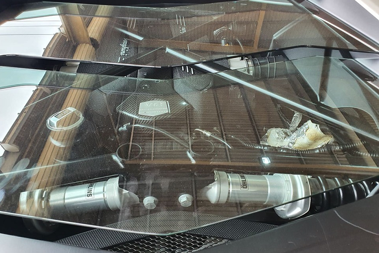 Ưu điểm của việc này là các đại gia Việt có siêu xe chơi ngay không phải chờ đợi quá lâu, ngoài ra là mức giá khá rẻ. Điểm yếu có thể là việc những siêu xe này không được đăng ký biển trắng ở Việt Nam và mỗi tháng phải gia hạn lại giấy thông hành.