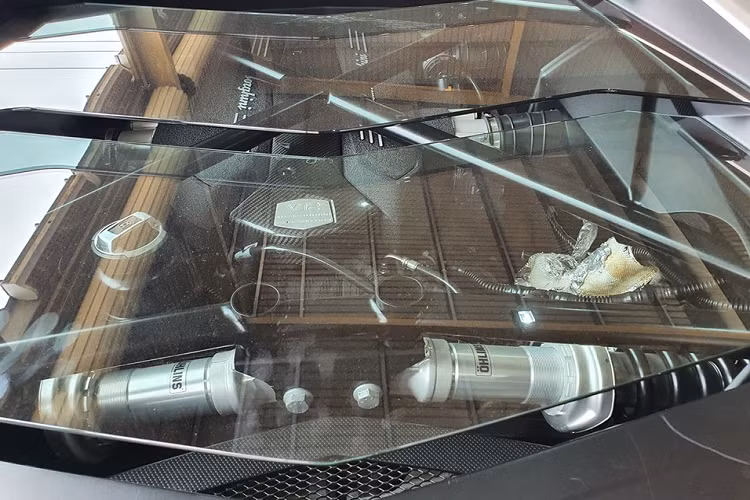 Ưu điểm của việc này là các đại gia Việt có siêu xe chơi ngay không phải chờ đợi quá lâu, ngoài ra là mức giá khá rẻ. Điểm yếu có thể là việc những siêu xe này không được đăng ký biển trắng ở Việt Nam và mỗi tháng phải gia hạn lại giấy thông hành.