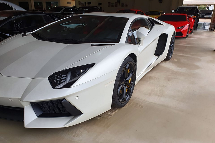 Sau khi bán chiếc Audi R8 V10 Plus màu đỏ nổi tiếng, biker nổi tiếng Sài thành một thời chuẩn bị tậu siêu xe Lamborghini Aventador LP700-4. Nếu về đến Việt Nam, đây là chiếc Lamborghini Aventador LP700-4 thứ 2 tại dải đất hình chữ S mang biển số của Lào