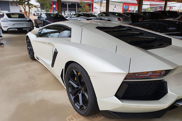 Chiếc siêu xe Lamborghini Aventador LP700-4 sắp về garage của biker nổi tiếng Sài thành một thời hiện đang định cư ở Lào và chủ nhân đang gấp rút hoàn thành các thủ tục cần thiết để mang xe về dải đất hình chữ S để trải nghiệm.