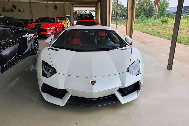 Vào cuối tháng 5/2020, chủ xưởng độ xe nổi tiếng Việt Nam tậu siêu xe Audi R8 V10 Plus từng của Đông Nhi khiến dân tình trong nước không khỏi tò mò. Ngay sau đó, chủ nhân cũ của chiếc siêu xe màu đỏ này đã hé lộ mình đã bán chiếc Audi R8 V10 Plus với lý do sẽ tậu Lamborghini Aventador.