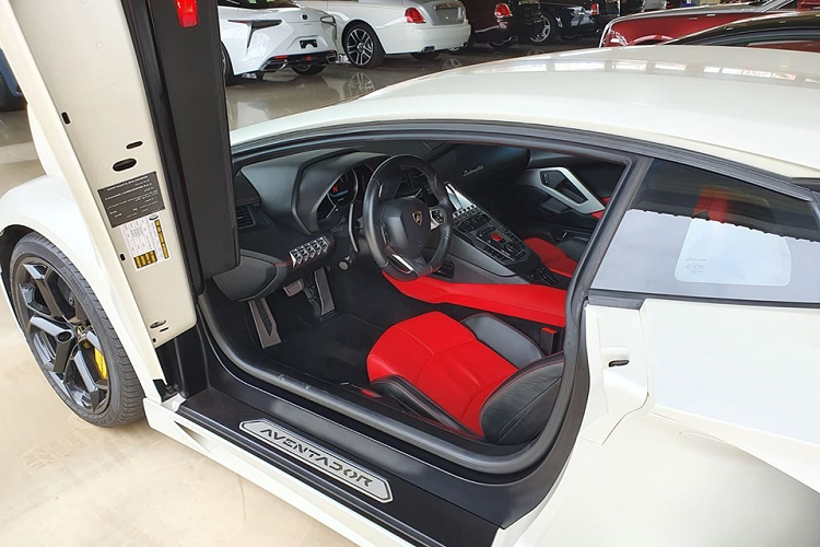 Rõ ràng với mức thuế đắt đỏ hiện nay, việc mua Lamborghini Aventador LP700-4 từ thị trường nước ngoài về Việt Nam ít được giới mê xe quan tâm, thay vào đó, họ chọn những xe trên thị trường xe cũ hoặc mua xe từ các thị trường lân cận Việt Nam như Lào và Campuchia để sử dụng.