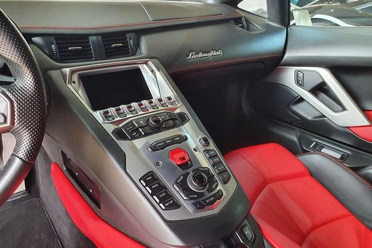 Ngoài bộ áo màu trắng, chiếc siêu xe Lamborghini Aventador LP700-4 biển Lào rao bán hơn 7,1 tỷ đồng có nội thất với ghế ngồi bọc da màu đỏ nổi bật. Khoang lái xe còn có nhiều chi tiết bọc da màu đen hay sợi carbon để tạo điểm nhấn. Siêu xe Lamborghini Aventador LP700-4 sử dụng khối động cơ V12, dung tích 6.5 lít, sản sinh công suất tối đa 700 mã lực và mô-men xoắn cực đại 690 Nm.