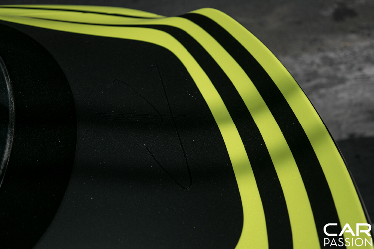 Sau một thời gian sử dụng, doanh nhân Hoàng Kim Khánh đã quyết định lựa chọn cho chiếc xe một bộ decal cá tính với các chi tiết màu đen nhám hầm hố. Bộ decal lấy cảm hứng từ chính logo của thương hiệu Aston Martin với các họa tiết sọc theo tầng đối xứng.