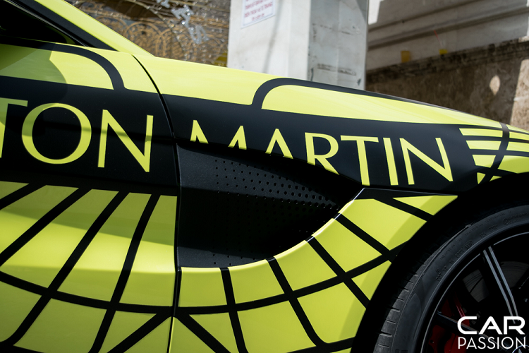 Aston Martin Vantage thế hệ mới sở hữu thiết kế tân tiến, khác biệt hoàn toàn so với phiên bản tiền nhiệm. Vantage 2019 được Aston Martin thiết kế với những đường nét hiện đại nhằm tối ưu hóa khí động học cho xe. Phần cản trước được thiết kế tối giản với những chi tiết cơ bản như đèn chiếu sáng cùng lưới tản nhiệt cỡ lớn đem lại hiệu quả khí động học cao hơn cho chiếc xe.