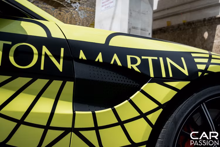 Aston Martin Vantage thế hệ mới sở hữu thiết kế tân tiến, khác biệt hoàn toàn so với phiên bản tiền nhiệm. Vantage 2019 được Aston Martin thiết kế với những đường nét hiện đại nhằm tối ưu hóa khí động học cho xe. Phần cản trước được thiết kế tối giản với những chi tiết cơ bản như đèn chiếu sáng cùng lưới tản nhiệt cỡ lớn đem lại hiệu quả khí động học cao hơn cho chiếc xe.