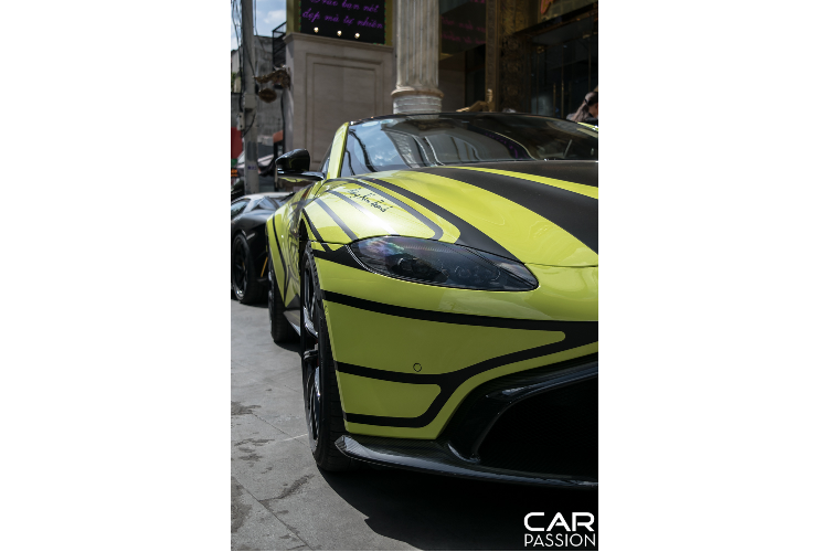 Ngoài Vantage, DB11 cũng là một mẫu xe chủ lực của Aston Martin Việt Nam trong thời gian gần đây với số lượng xe được đưa về Việt Nam không dưới 5 chiếc. Giá xe Aston Martin Vantage mới được phân phối chính hãng bởi đại lý Aston Martin TP HCM với mức giá khởi điểm từ 14,988 tỷ đồng.