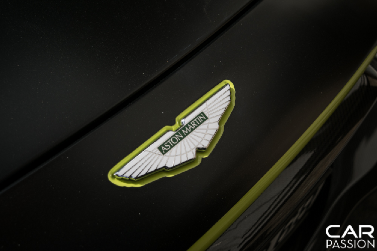 Hiện tại, số lượng Vantage thế hệ mới tại Việt Nam mới chỉ dừng lại ở con số 2. Cả hai chiếc xe này đều được đưa về Việt Nam dưới dạng nhập khẩu chính hãng.