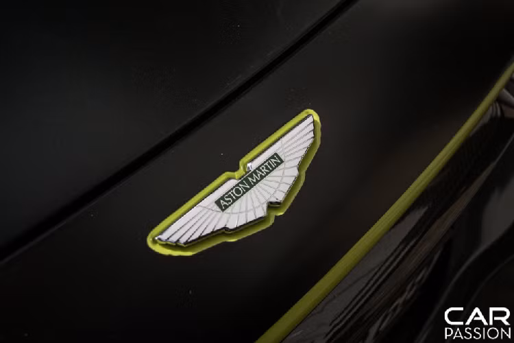 Hiện tại, số lượng Vantage thế hệ mới tại Việt Nam mới chỉ dừng lại ở con số 2. Cả hai chiếc xe này đều được đưa về Việt Nam dưới dạng nhập khẩu chính hãng.