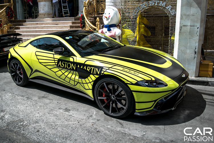 Là một trong hai chiếc xe đầu tiên được đại lý Aston Martin Hồ Chí Minh đưa về nước vào đầu năm 2019, chiếc siêu xe Aston Martin Vantage này đã nhanh chóng tìm được chủ nhân. Chủ nhân chiếc xe, đại gia Hoàng Kim Khánh, là một doanh nhân thành đạt hoạt động trong ngành chăm sóc sắc đẹp.