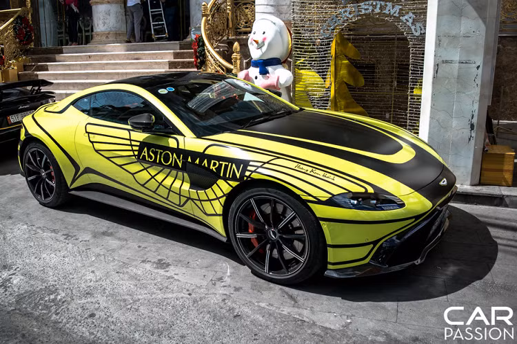 Là một trong hai chiếc xe đầu tiên được đại lý Aston Martin Hồ Chí Minh đưa về nước vào đầu năm 2019, chiếc siêu xe Aston Martin Vantage này đã nhanh chóng tìm được chủ nhân. Chủ nhân chiếc xe, đại gia Hoàng Kim Khánh, là một doanh nhân thành đạt hoạt động trong ngành chăm sóc sắc đẹp.
