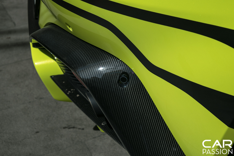 Phần đuôi xe được vuốt cao phía trên nắp cốp, tạo thành một cánh gió nhỏ tích hợp. Luồng gió dưới gầm xe được tối ưu hóa bằng bộ khuếch tán cỡ lớn được phát triển chung với mẫu xe đua Vantage GTE.