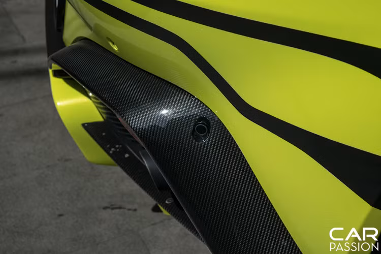 Phần đuôi xe được vuốt cao phía trên nắp cốp, tạo thành một cánh gió nhỏ tích hợp. Luồng gió dưới gầm xe được tối ưu hóa bằng bộ khuếch tán cỡ lớn được phát triển chung với mẫu xe đua Vantage GTE.