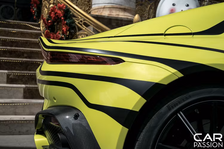 Dải đèn LED kéo dài dọc theo đường nét thiết kế cánh gió đuôi là một chi tiết mang tính biểu tượng trên mẫu xe này. Xe cũng sở hữu phần đèn sương mù phía sau được tích hợp vào khuếch tán gió dưới gầm, giống với những mẫu xe đua.