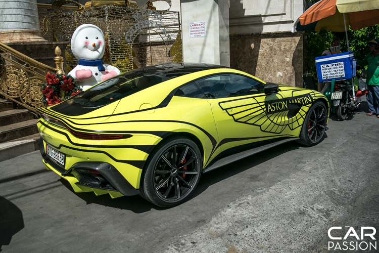 Chiếc Aston Martin Vantage thế hệ mới này được trang bị màu sơn xanh lá được Aston Martin đặt tên là Lime Essence. Đây cũng chính là màu sơn được hãng xe thể thao Anh Quốc dùng để ra mắt mẫu xe này. Với tông màu rất nổi bật, các đường nét thiết kế phóng khoáng, mềm mại của Vantage hiện lên một cách hài hòa, đầy tính nghệ thuật cũng như không kém phần thể thao.