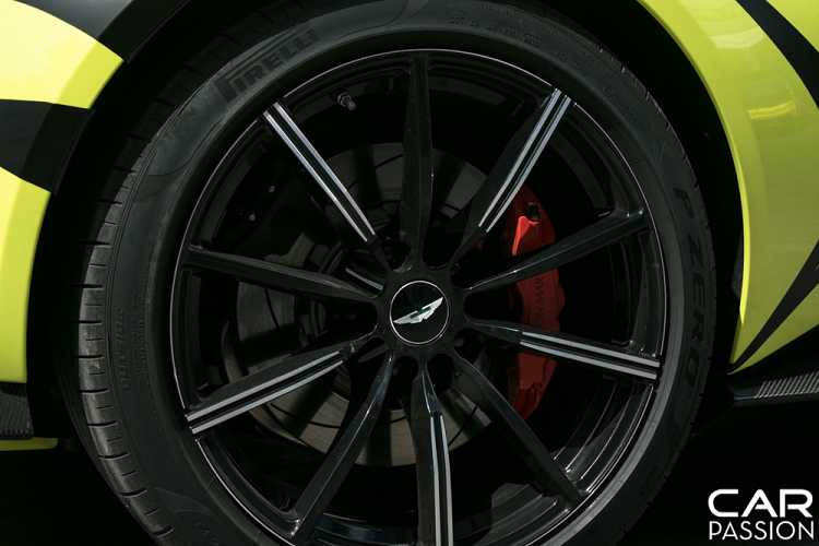 Trên mẫu xe Vantage mới, Aston Martin sử dụng động cơ V8 4.0 Lit do Mercedes-AMG phát triển và sản xuất. Động cơ này có khả năng sản sinh công suất cực đại 503 mã lực cùng mô-men xoắn cực đại 685 Nm, ngang với đàn anh DB11.