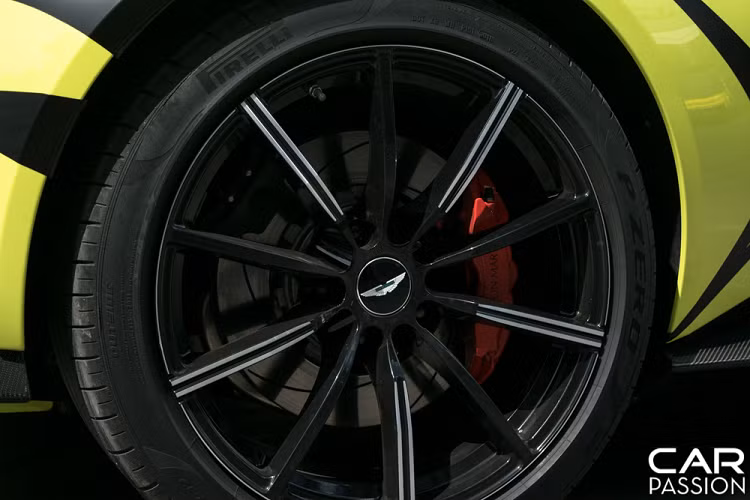 Trên mẫu xe Vantage mới, Aston Martin sử dụng động cơ V8 4.0 Lit do Mercedes-AMG phát triển và sản xuất. Động cơ này có khả năng sản sinh công suất cực đại 503 mã lực cùng mô-men xoắn cực đại 685 Nm, ngang với đàn anh DB11.