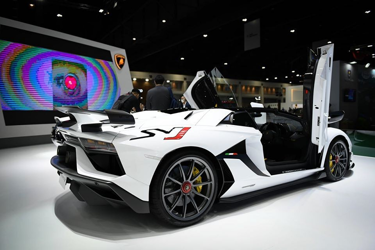 Xe có bộ mâm hợp kim 5 chấu kép siêu nhẹ hoàn thành màu tối với kẹp phanh màu vàng nổi bật và viền chụp mâm màu đỏ. Ở ngoại thất xe còn có nhiều chi tiết bằng carbon. Bên trong khoang lái có ghế ngồi bọc da Alcantara màu đen cùng các sọc màu vàng tạo điểm nhấn. Chiếc xe này sử dụng tay lái nghịch, thảm sàn với các hoạ tiết hình chữ Y màu vàng tương tự như các phiên bản hiệu suất cao trước đó. Nội thất của xe còn có không ít chi tiết bằng carbon.